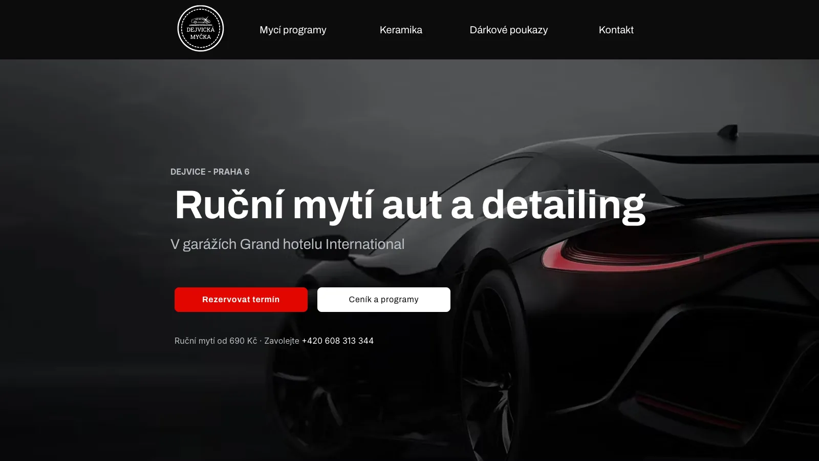 Hero sekce webu Dejvická myčka s tmavou fotografií sportovního vozu